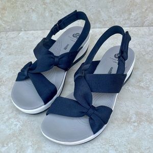 Clarks Cloudsteppers Womens 8 1/2  Navy Blue
Fabric Sandals Sling Back Ortholite